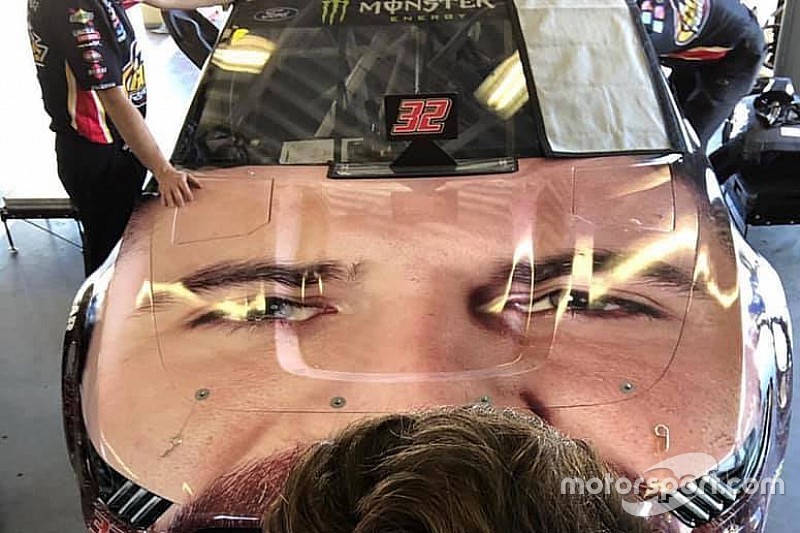 Equipo de NASCAR coloca rostro de piloto en el cofre de su auto para las 500 de Daytona