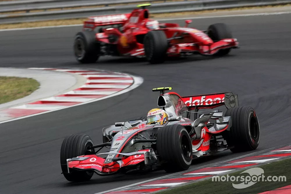 Lewis Hamilton, Mclaren MP4-22 devant Kimi Raikkonen, Ferrari F2007