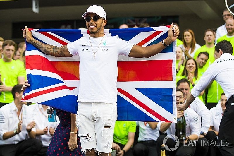 Campe&oacute;n del mundo 2017 Lewis Hamilton, Mercedes AMG F1 con el equipo
