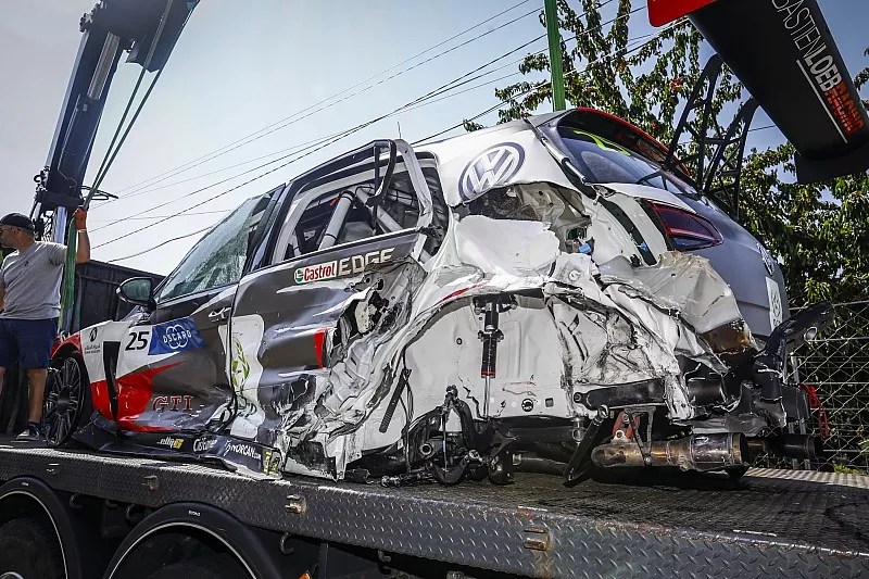 L'auto di Mehdi Bennani, S&eacute;bastien Loeb Racing Volkswagen Golf GTI TCR, dopo l'incidente