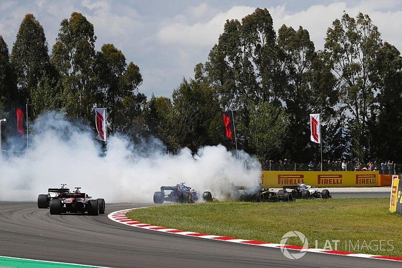 Romain Grosjean, Haas F1 Team VF-18, spins in the pack, causing an accident involving by collecting Nico Hulkenberg, Renault Sport F1 Team R.S. 18, and Pierre Gasly, Toro Rosso STR13