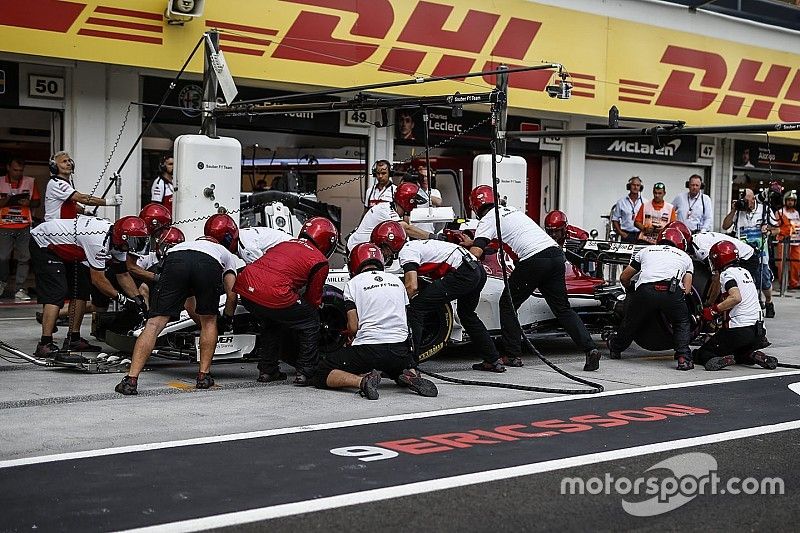 Charles Leclerc, Sauber C37 pit stop