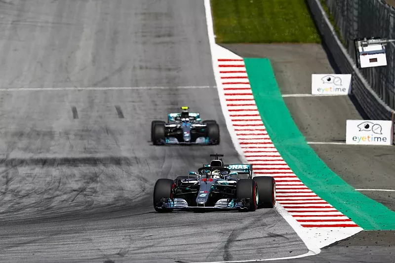 Lewis Hamilton, Mercedes AMG F1 W09, Valtteri Bottas, Mercedes AMG F1 W09