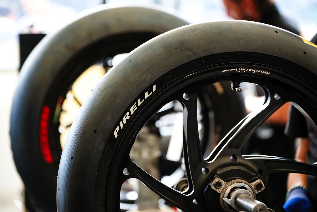 Test 2027 : 18 pilotes en piste ont testé les motos et les pneus