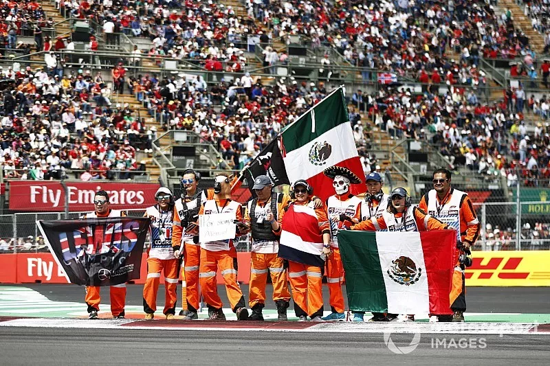 Los comisarios muestran algo de patriotismo y apoyo para los conductores antes del inicio