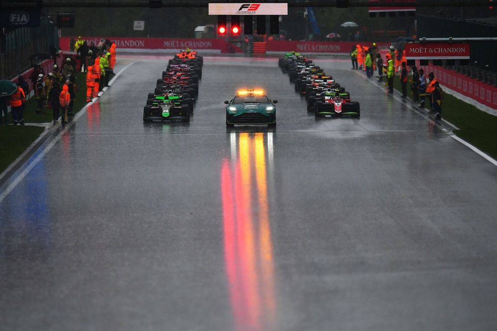 The field line up behind The FIA Safety Car on the grid 