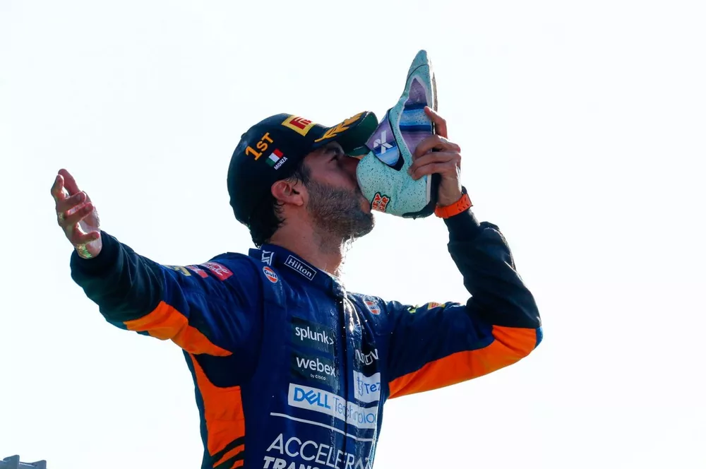 Podio: ganador Daniel Ricciardo, McLaren bebe de su bota 
