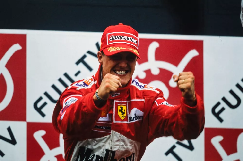 Michael Schumacher fête après avoir sécurisé son troisième titre au Japon sur le podium
