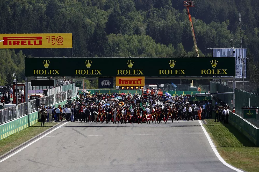 The busy pre-race grid