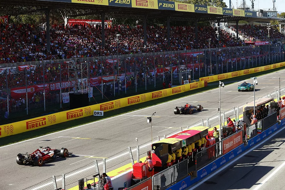 El Safety Car Max Verstappen, Red Bull Racing RB18, 1&ordf; posici&oacute;n, cruza la l&iacute;nea de meta para la victoria