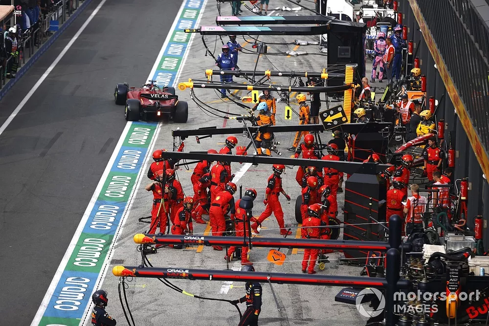Charles Leclerc, Ferrari F1-75, lascia i box