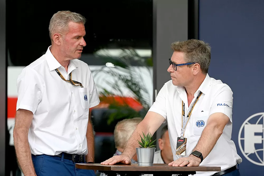 Niels Wittich, director de carrera de la FIA y Bernd Maylander, piloto del coche de seguridad 