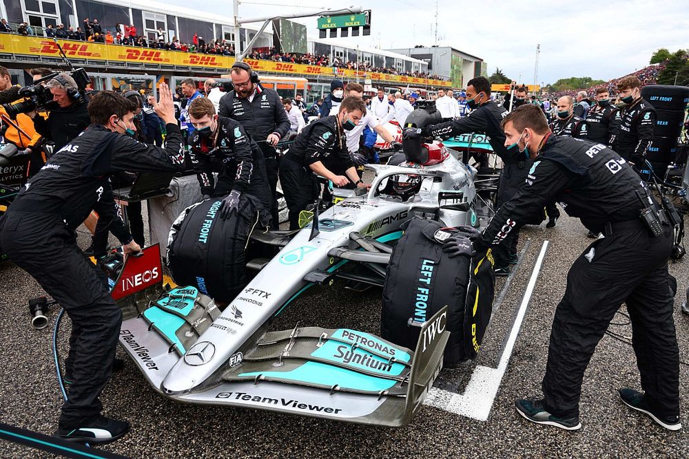 George Russell, Mercedes W13 con mecánicos
