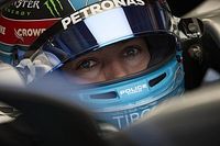 F1 | Russell ha rotto l'headrest con il casco saltando sulla ghiaia