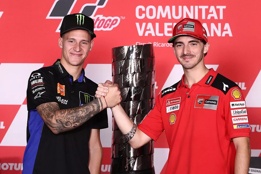 Les deux pr&eacute;tendants au championnat, Fabio Quartararo, Yamaha Factory Racing, et Francesco Bagnaia, Ducati Team, en conf&eacute;rence de presse, avec le troph&eacute;e du championnat