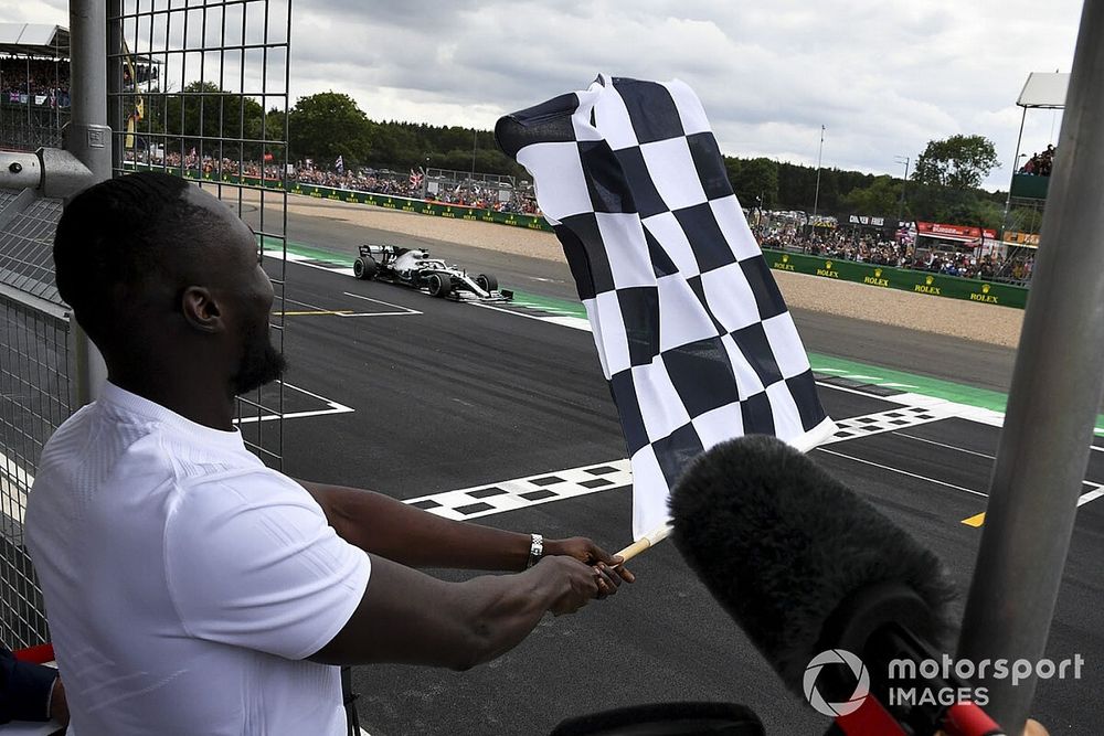 Stormzy, Rapero ondea la bandera de llegada mientras Lewis Hamilton, Mercedes AMG F1 W10 cruza la l&iacute;nea