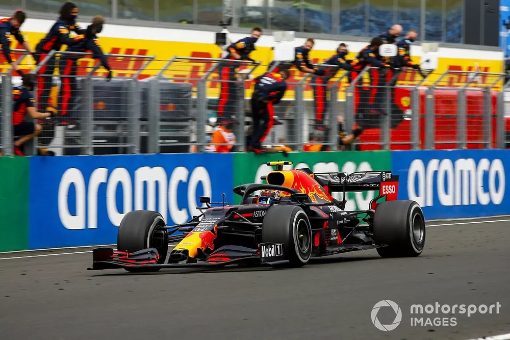 Max Verstappen, Red Bull Racing RB16 crosses the finish line with his team celebrating
