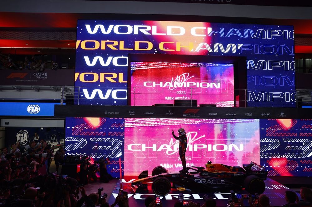 Max Verstappen, Red Bull Racing, 2º clasificado y campeón del mundo de pilotos 2023, celebra a su llegada al Parc Ferme tras la carrera Sprint.