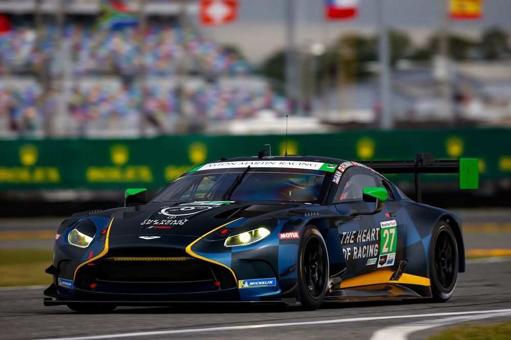 #27 Heart of Racing Team Aston Martin Vantage GT3 Evo: Roman De Angelis, Zacharie Robichon, Ian James, Marco Sorensen