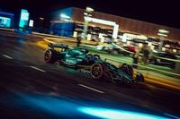 V&iacute;deo: Aston Martin F1 se luce en la noche saud&iacute; con Jessica Hawkins y Alonso