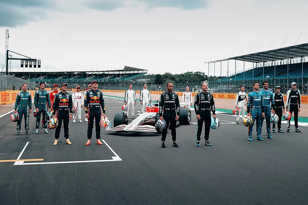 Foto di gruppo dei piloti con la monoposto F1 2022