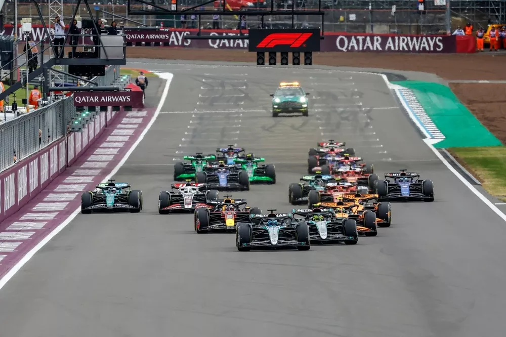 Arrancada: George Russell, Mercedes F1 W15, Lewis Hamilton, Mercedes F1 W15