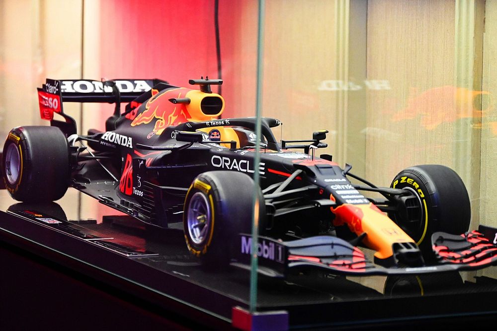 Una maqueta del coche de F1 Red Bull RB16 expuesta