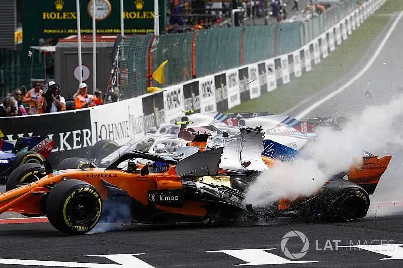 Fernando Alonso, McLaren MCL33, vuela sobre Charles Leclerc, Sauber C37, despues del contacto de Nico Hulkenberg, Renault Sport F1 Team R.S. 18, en la salida