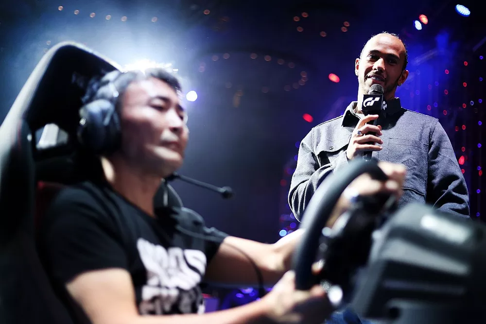 Lewis Hamilton como productor de Gran Turismo, Kazunori Yamauchi da una demostraci&oacute;n