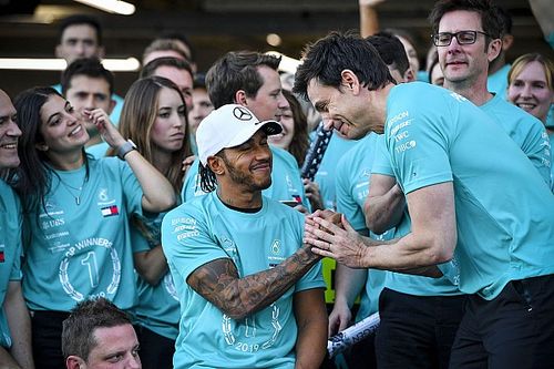 Wolff: Mercedes seguirá en F1 y negociaremos pronto con Hamilton