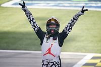 Kurt Busch celebra la victoria en Kansas Speedway