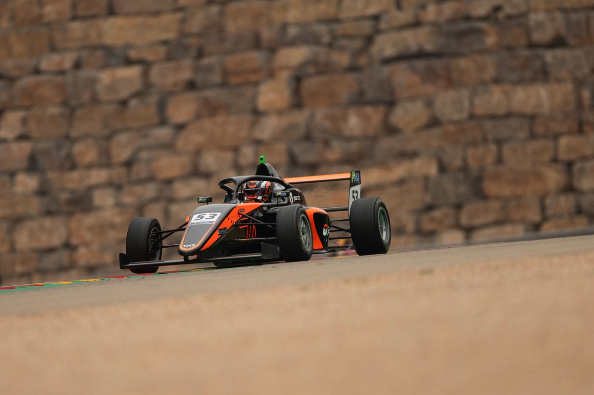 Pedro Lima larga em 12º e chega em 4º na F4 Winter Series em Aragón