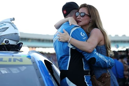 Denny Hamlin lamenta no haber ganado el campeonato para su padre en NASCAR