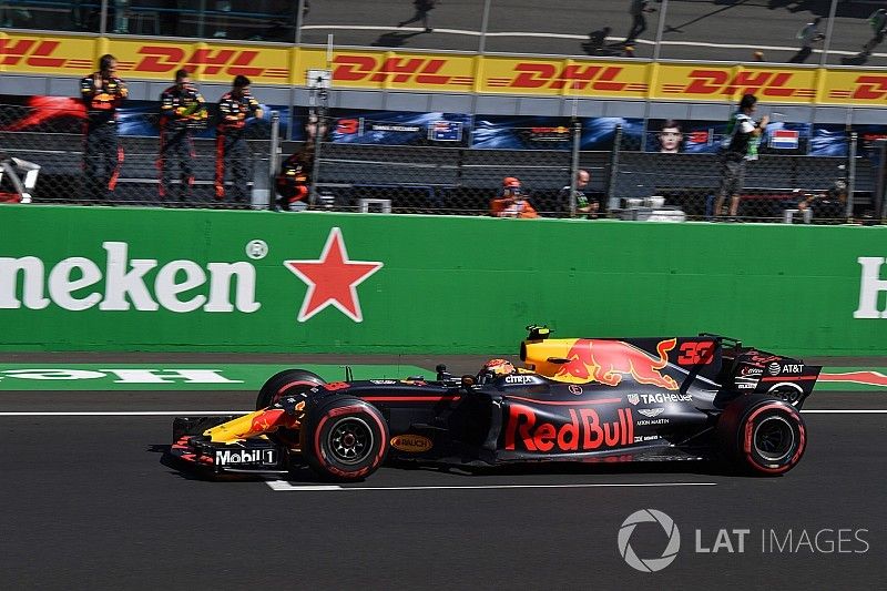 Daniel Ricciardo, Red Bull Racing RB13 celebrates as he crosses the line for fourth