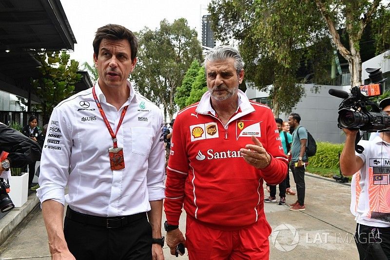 Toto Wolff, Mercedes AMG F1 Director de Motorsport y Maurizio Arrivabene, director del equipo Ferrari