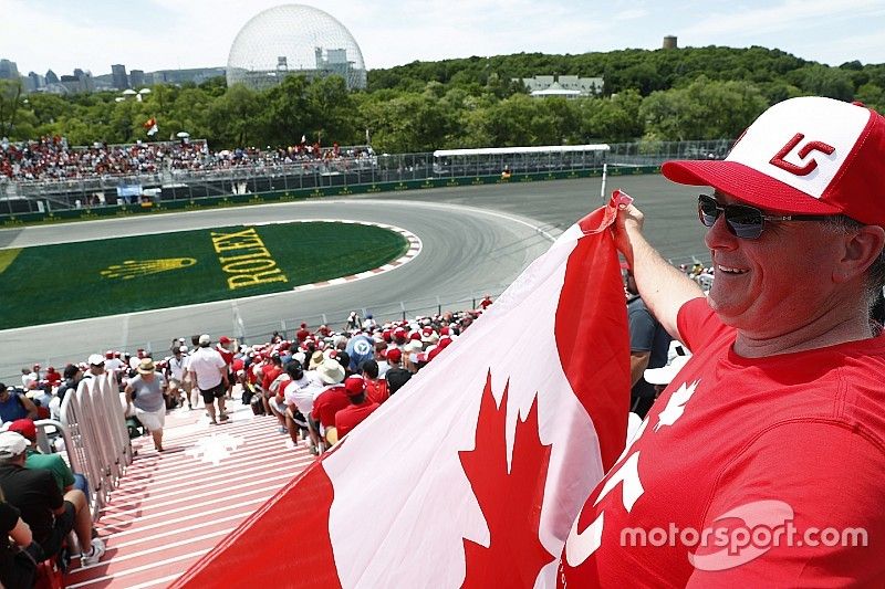 Un fan de Lance Stroll, Williams Racing, agite un drapeau canadien