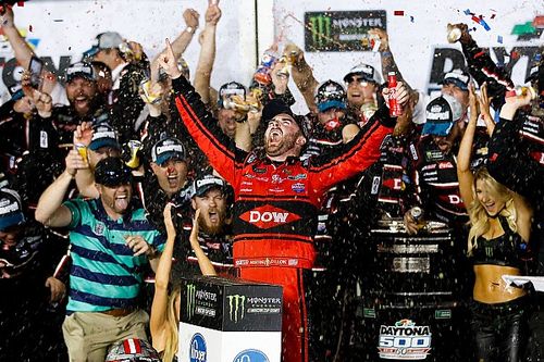 Austin Dillon obtiene emocionante triunfo en ca&oacute;tico final
