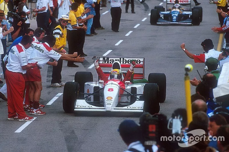 Ayrton Senna, McLaren celebra la 1&ordf; posici&oacute;n en el camino el pit lane a parc ferme