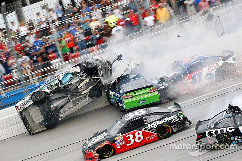 Ricky Stenhouse Jr., Roush Fenway Racing Ford, Kevin Harvick, Stewart-Haas Racing Chevrolet crash