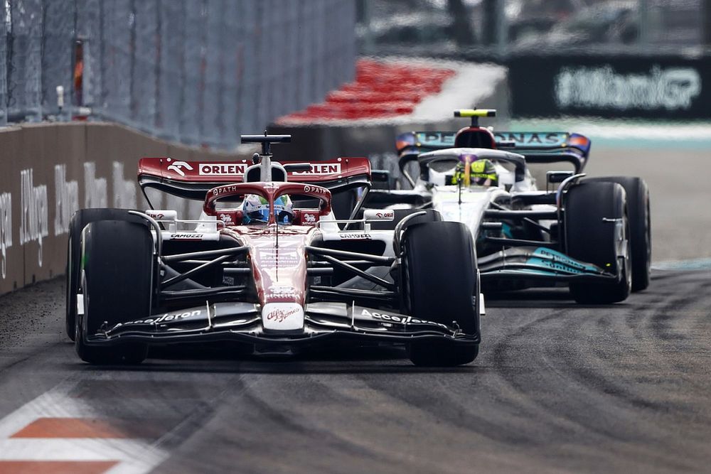 Valtteri Bottas, Alfa Romeo C42, Lewis Hamilton, Mercedes W13