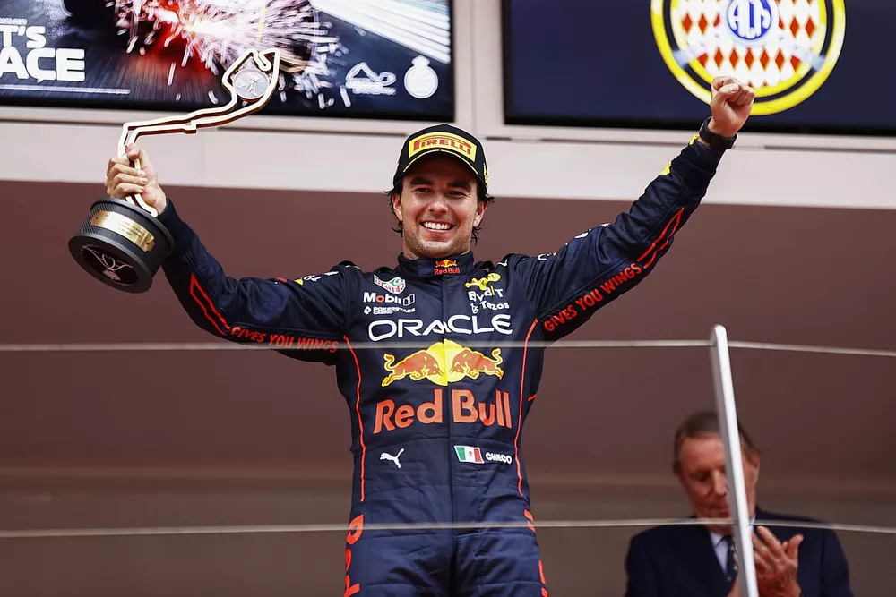 Sergio Perez, Red Bull Racing, 1&deg; posizione, festeggia la vittoria