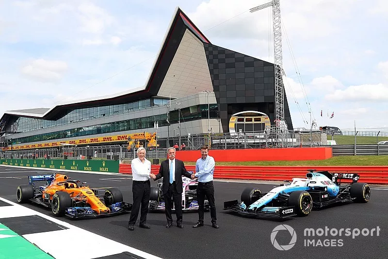 Chase Carey, Presidente, F&oacute;rmula 1, Stuart Pringle, Director General de Silverstone, John Grant, propietario del circuito de Silverstone