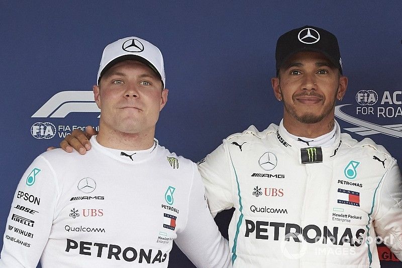 La primera fila Valtteri Bottas, Mercedes AMG F1, y  ganador de la pole Lewis Hamilton, Mercedes AMG F1