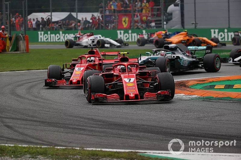 Kimi Raikkonen, Ferrari SF71H voor Sebastian Vettel, Ferrari SF71H bij de start van de race