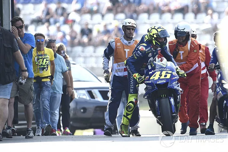 Valentino Rossi, Yamaha Factory Racing, da&ntilde;ado y  se dirigirse en sentido contrario por el carril de boxes
