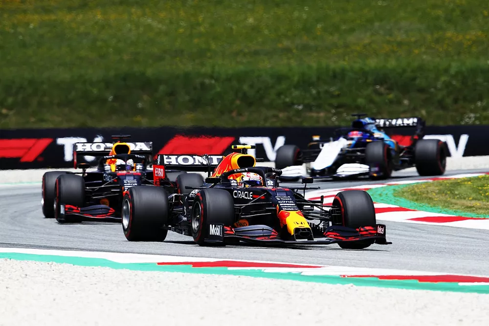 Sergio Perez, Red Bull Racing RB16B, Max Verstappen, Red Bull Racing RB16B et George Russell, Williams FW43B