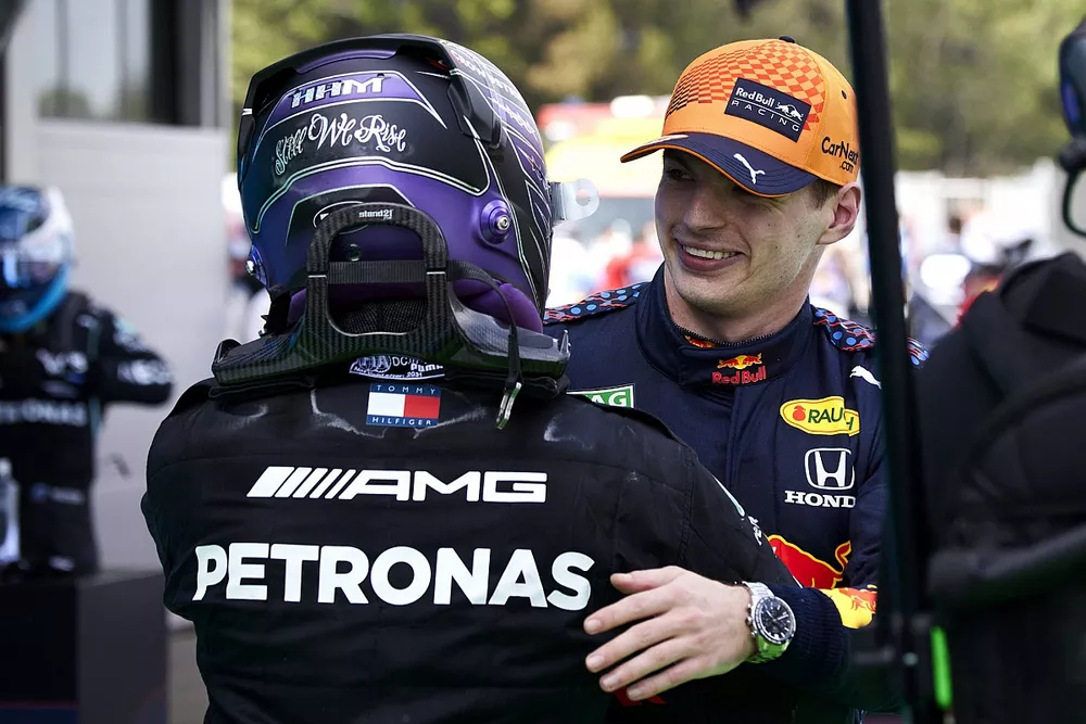 Lewis Hamilton, Mercedes, primera posici&oacute;n, y Max Verstappen, Red Bull Racing, segunda posici&oacute;n, se felicitan el uno al otro en el Parque Cerrado