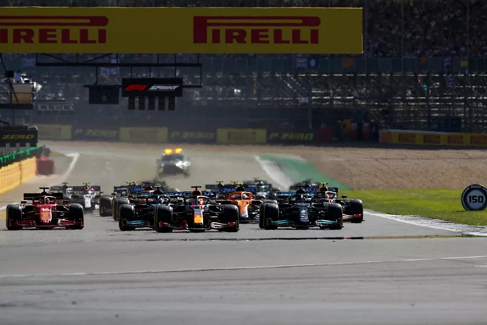 Lewis Hamilton, Mercedes W12, Max Verstappen, Red Bull Racing RB16B, Valtteri Bottas, Mercedes W12, Charles Leclerc, Ferrari SF21, and the rest of the field at the start