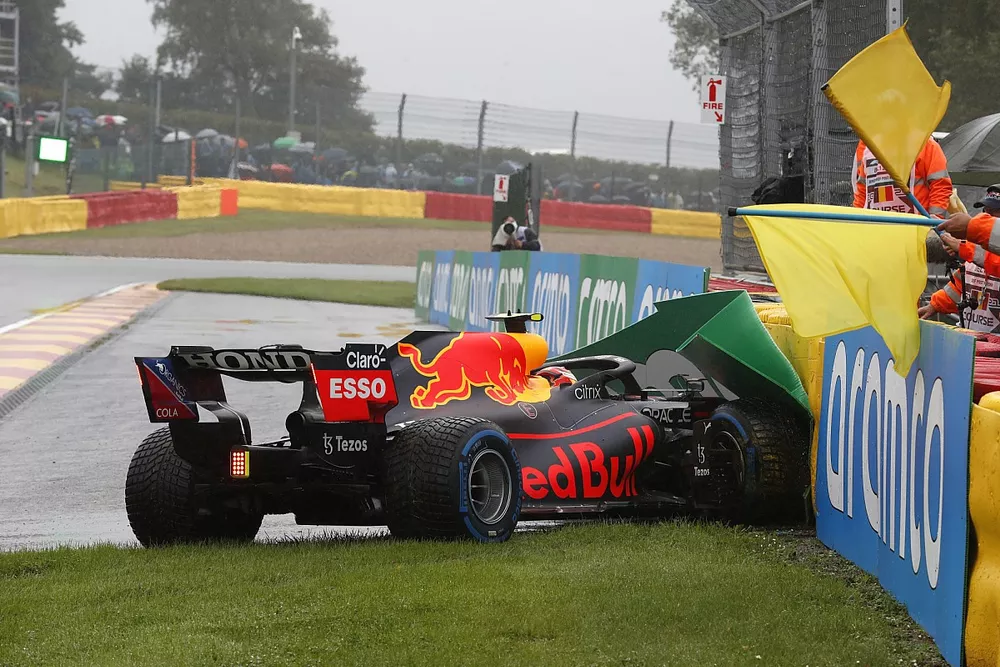 Max Verstappen, Red Bull Racing RB16B, passe alors que Sergio Perez, Red Bull Racing RB16B, perd sa monoplace et se crashe en allant en grille