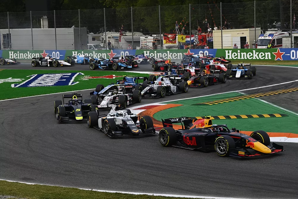 Juri Vips, Hitech Grand Prix, precede Matteo Nannini, Campos Racing, e Dan Ticktum, Carlin, alla partenza